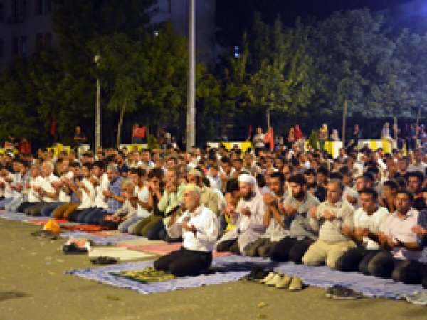 Batmanlılar sabah namazında meydanlarda