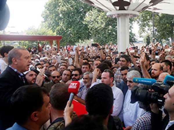 Erdoğan: Meydanlardan ayrılmayacağız