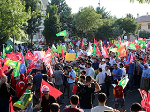 Darbe karşıtlarından 'Biji Hizbullah' sloganı