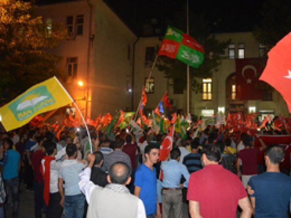 Siirtliler FETÖ’ye ateş püskürdü