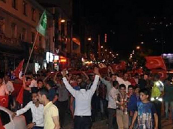 Muş halkı darbeye karşı yine meydanlarda