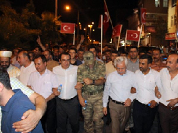 Omuz omuza darbeye karşı yürüdüler