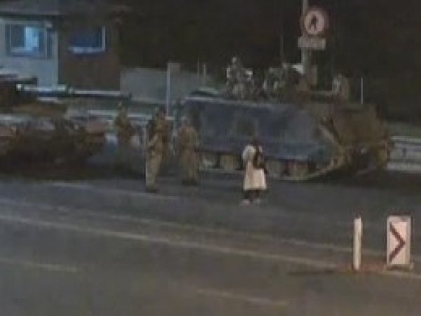Tanklara tek başına meydan okudu