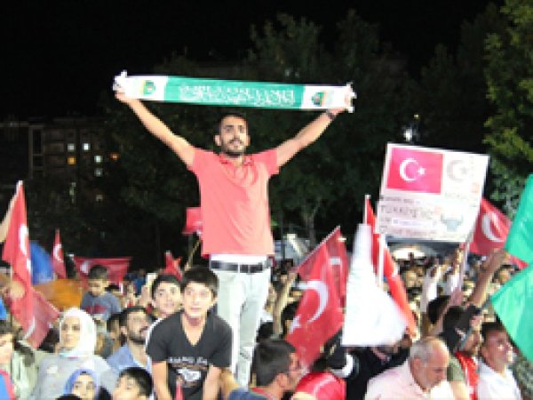 Diyarbakır’da darbe karşıtı gösterilere devam