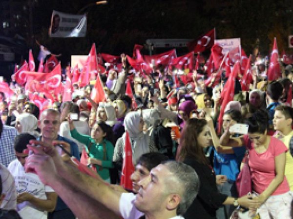 Halkın darbeye karşı nöbeti sürüyor