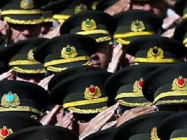 Generallerin yarısı FETÖ mensubu