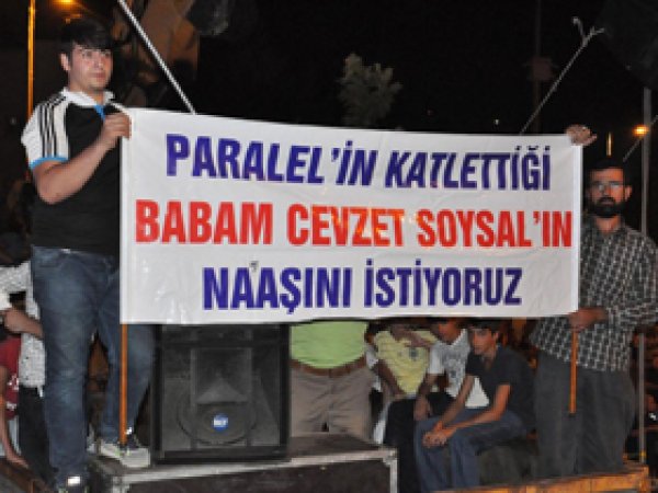 Darbe nöbetinde Cevzet Soysal pankartı
