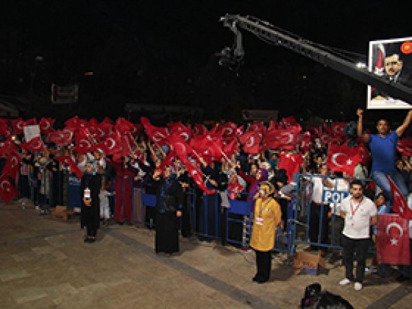 Engellilerden darbe karşıtı gösteriye destek