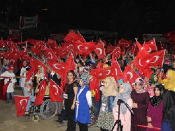 Diyarbakır’da darbe karşıtı gösteriler sürüyor