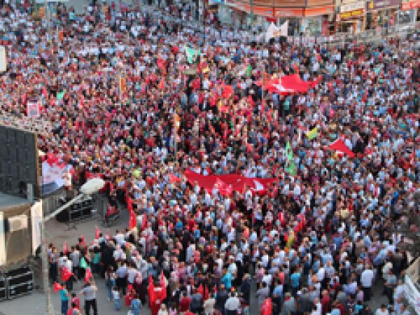 Van’da on binlerin darbe nöbeti sürüyor