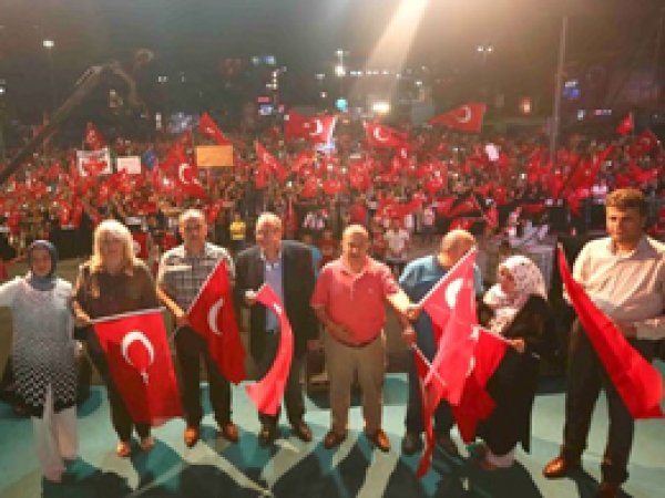 Alman siyasetçiden darbe nöbetine destek