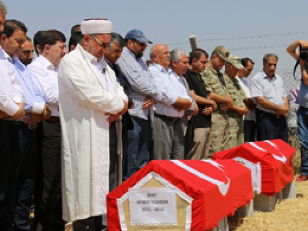 Saldırıda katledilenler ağıtlarla defnedildi