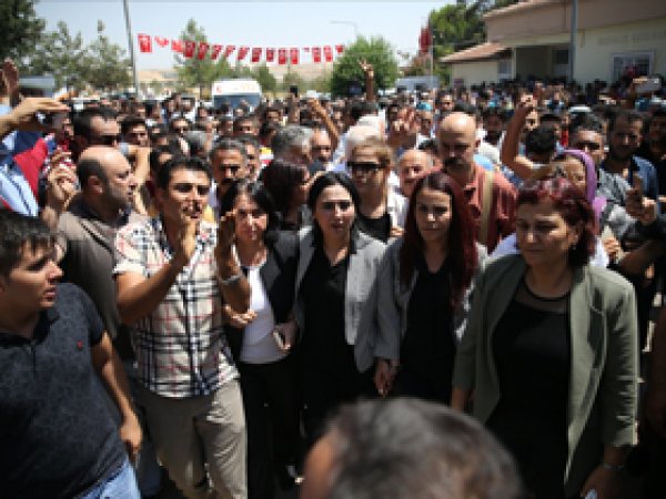 Antep'te HDP'lilerden cenazede provokasyon