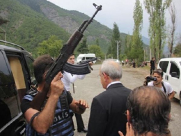 Kılıçdaroğlu'nun konvoyundaki askerlere saldırı