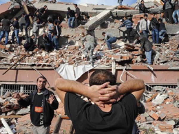 Van depreminde toplanan paralar FETÖ'ye gitmiş