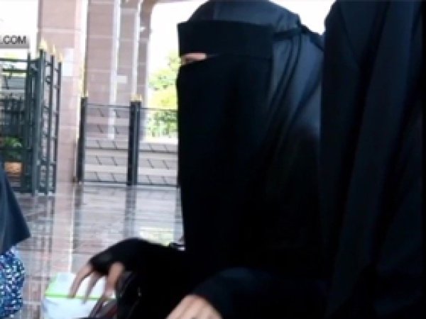Letonya'da peçe yasağına tepki