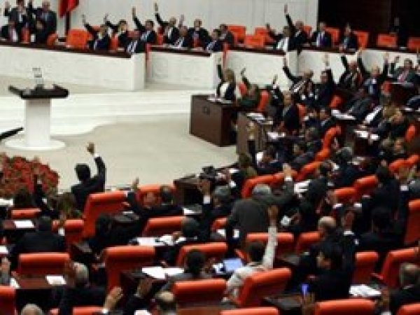 Anayasa değişikligi için 5 madde daha kabul edildi