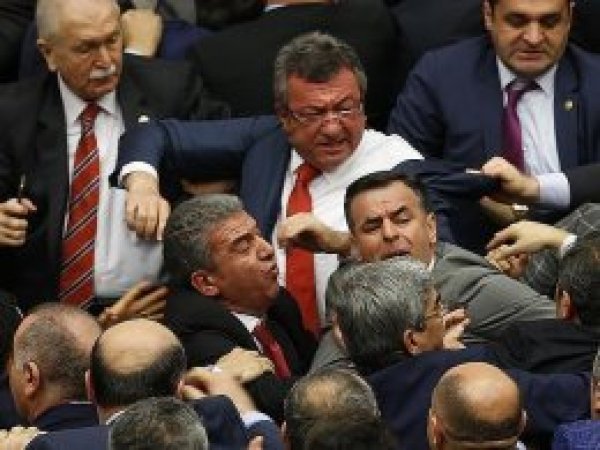 TBMM'de kürsü işgal edildi, kavga çıktı