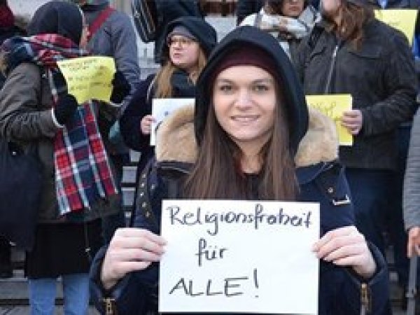 Avusturya'da başörtüsü yasağı protesto edildi