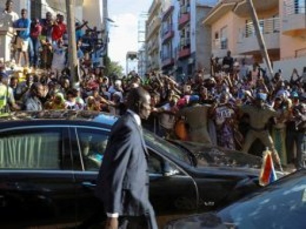 Gambiya'nin yeni lideri ülkesine döndü