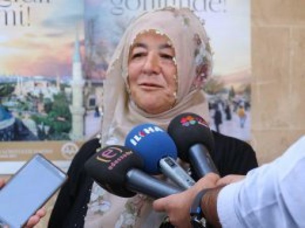 61 yaşındaki kadının kitap okuma azmi