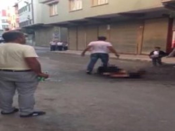 Eşini çocuğunun gözleri önünde bıçakladı
