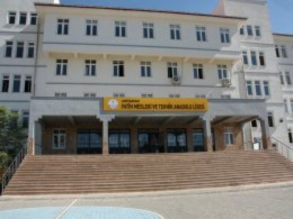Kızı feraceli olduğu için okula alınmayan babadan tepki