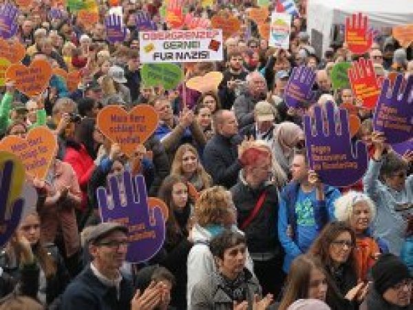 Almanya'da AfD protesto edildi