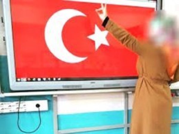 Bozkurt işareti yapan öğretmenin işten atıldığı haberi yalan çıktı