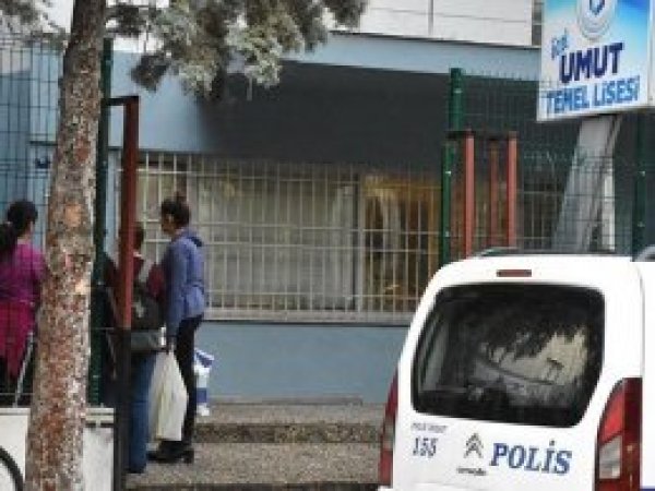 Lise öğrenciler dersteyken FETÖ'den kapatıldı