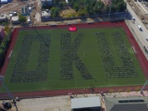 Batman'da 2 bin öğrenci stadyumda kitap okudu
