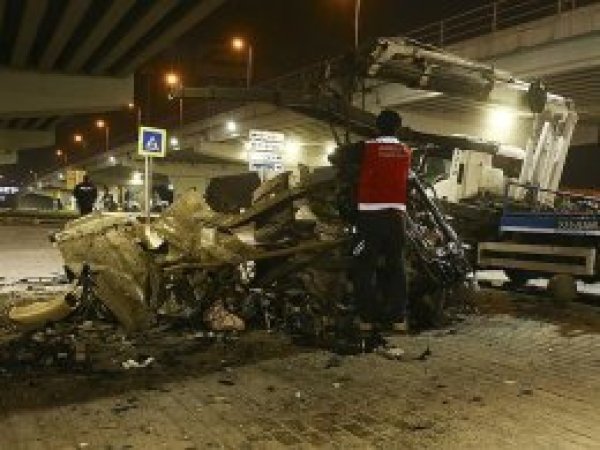 Paramparça olan otomobilden sağ çıktılar