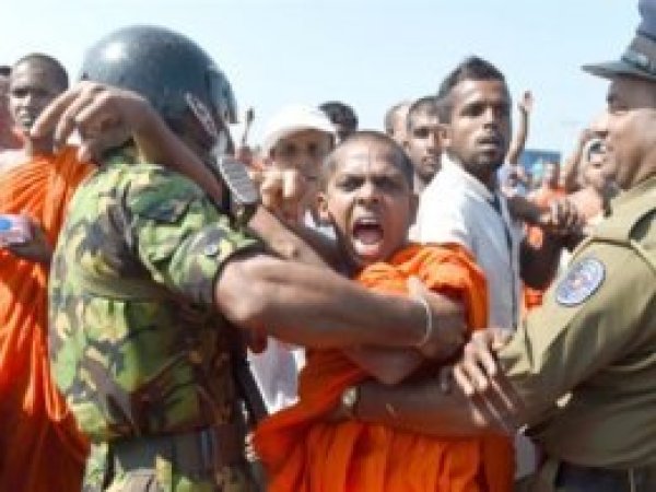 Sri Lanka’da ırkçı Budist grup Müslümanlara saldırdı