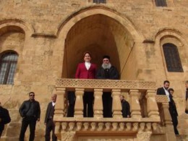 Akşener, Kasımiye Medresesi ziyaretini iptal edip kiliseye gitti