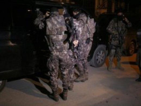 Kur'an hocası kadın, FETÖ yargısı sonucu cezaevine götürüldü