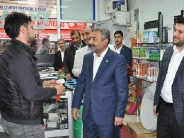 HÜDA PAR esnafa ve halka gül dağıttı