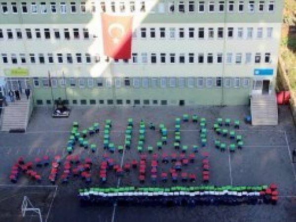 Öğrencilerden anlamlı koreografi