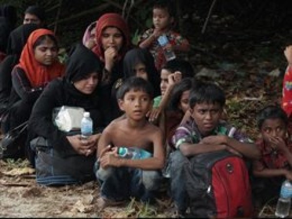 Arakan'da Müslümanlara ait 40 köy yakıldı