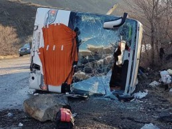 Kars'ta yolcu otobüsü devrildi: 30 yaralı