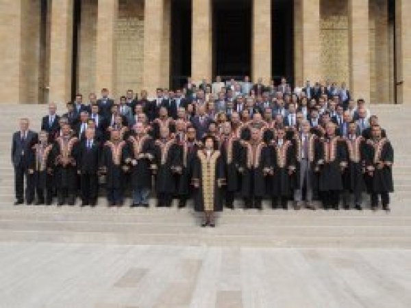 Yüksek yargı üyelerinin sağlık giderleri devletten