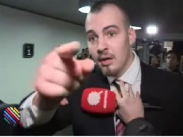 Le Pen'in korumalarından muhabire saldırı