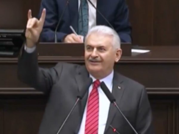 Başbakan Yıldırım 'bozkurt' işaretini anlattı 