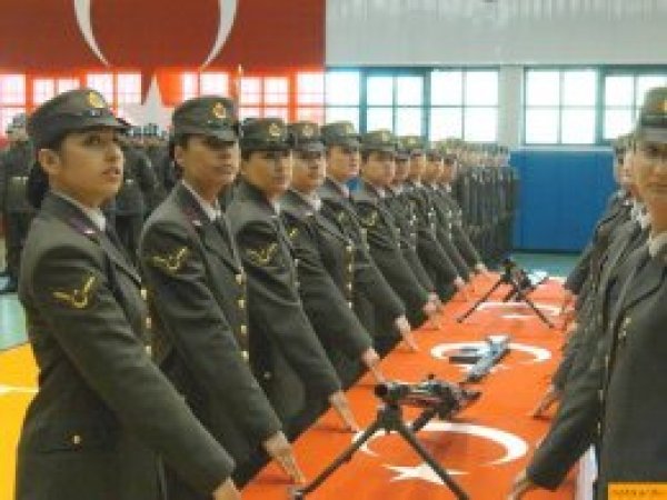 Kadın subaylar başörtüsü takabilecek