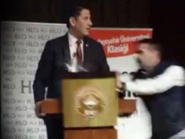 Sinan Oğan'ın konuştuğu kürsüyü devirdi