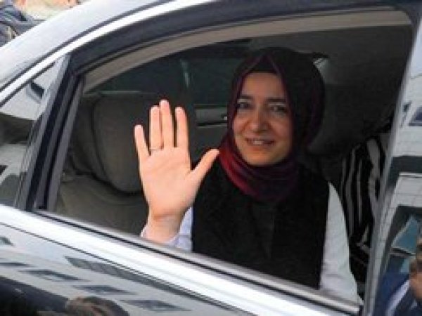 Hollanda polisi Aile Bakanı Kaya'nın yolunu kapattı
