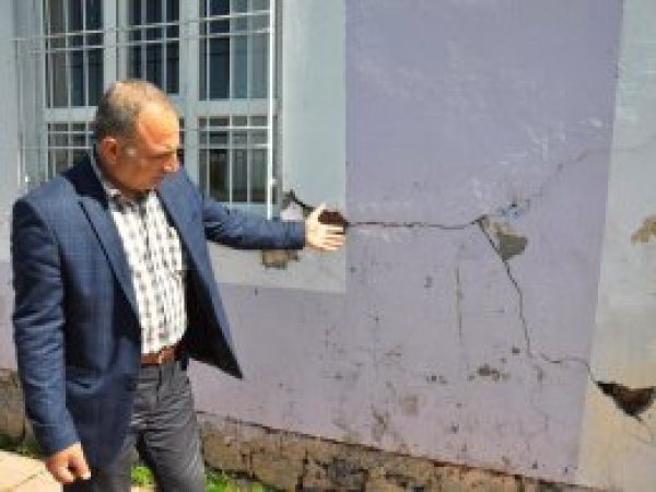 Duvarları çatlayan okul velileri endişelendiriyor