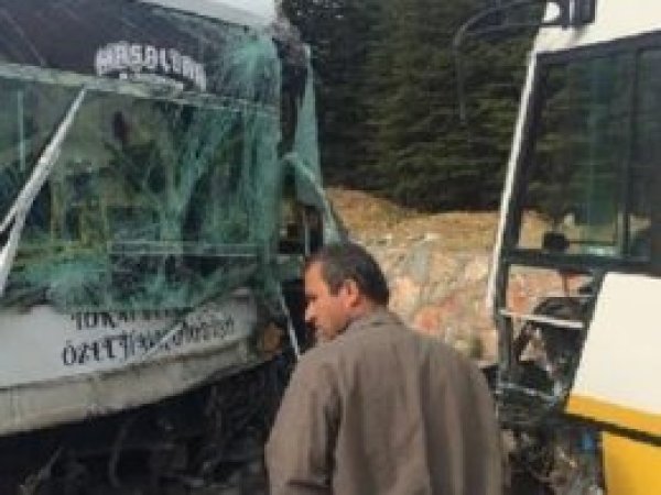 Tokat'ta iki minibüs çarpıştı: 25 öğrenci yaralı