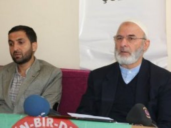 Salavat-ı Şerif'in okunduğu defileye tepki