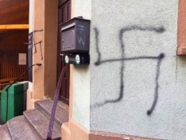 Almanya'da bir cami derneğine gamalı haç çizildi