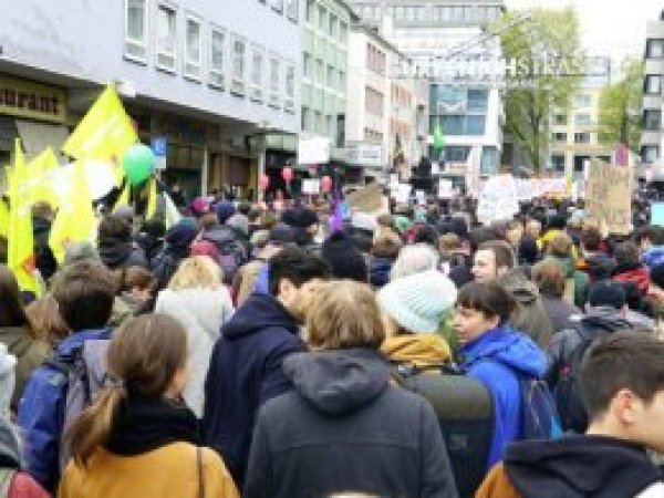 Irkçı AfD'liler Köln'de protesto edildi 